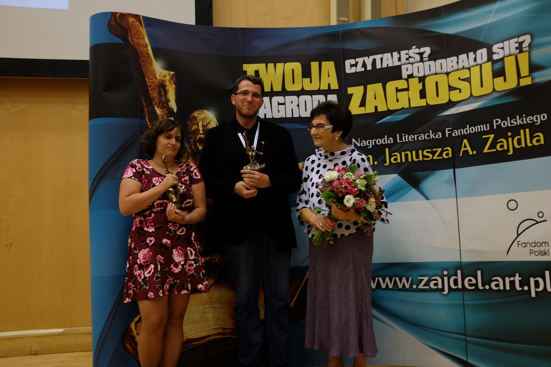 Zeszłoroczni laureaci nagrody (nie biorący udziału w proteście) z Jadwigą Zajdel 